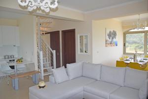 Una sala de estar con un sofá blanco y una cocina. en Villa Magdalena, en Lixouri 21 fotos más