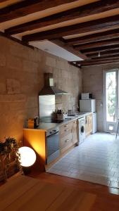 uma grande cozinha com um fogão e um lavatório em Appartement quartier historique proche des Halles em Tours