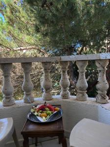 un plato de fruta en una mesa en un balcón en Wonderful Apartment, en Rujūm