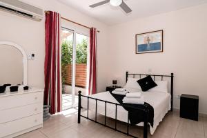 En eller flere senge i et værelse på Constantia Gardens Apartments