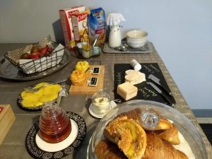 Breakfast options available to guests at Maison Metcalf