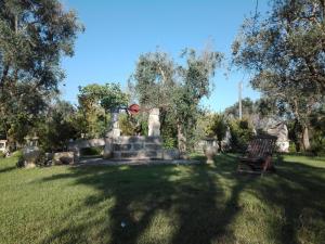 un aro de baloncesto en medio de un patio en agriturismo masseria pallanzano en Otranto