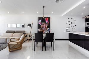 マルベーリャにあるLuxury Holiday Apartment in Puerto Banus Marina with sea viewsのキッチン、リビングルーム(ダイニングルームテーブル付)