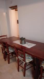 einem Holztisch mit zwei Stühlen und einer Schüssel darüber in der Unterkunft Casa Greta in Massarosa
