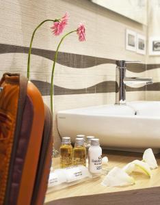 A bathroom at Eureka Palace Hotel Spa Resort