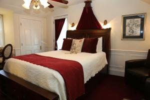 sypialnia z dużym łóżkiem i czerwonym kocem w obiekcie Martha's Vineyard B & B w mieście South Haven