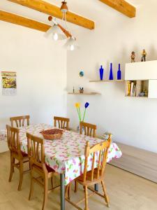 una sala da pranzo con tavolo e sedie di Casa Pippina a Sciacca