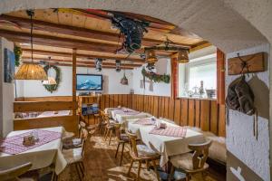 ein Restaurant mit Tischen und Stühlen in einem Zimmer in der Unterkunft Haus Tirol in Brixen im Thale