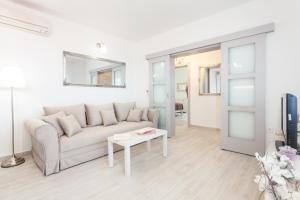 Televízia a/alebo spoločenská miestnosť v ubytovaní Guest House Simoni