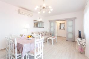 Televízia a/alebo spoločenská miestnosť v ubytovaní Guest House Simoni