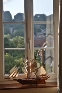 オンフルールにあるBelle étape Honfleuraiseの窓前に座る模型船