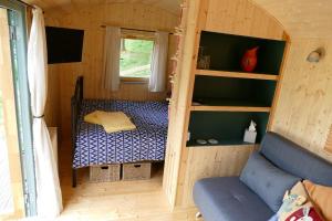 The Lookout Shepherd's Hut في Dolton: غرفة صغيرة مع سرير بطابقين في منزل صغير