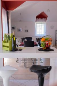 una cocina con una mesa con un bol de fruta. en Apartments Dalmatino, en Kaštela