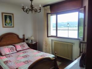 1 dormitorio con cama y ventana en Casa Tirador en San Martin del Mar