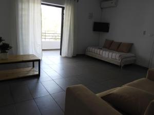 a living room with a couch and a table and a window at Appartement quartier Dar Sebastian, Hammamet in Hammamet