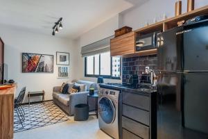 een keuken met een wasmachine en een woonkamer bij BHomy Jardins Moderno a 100m Av Paulista AD604 in Sao Paulo