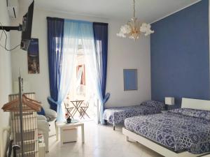 ナポリにあるBorgo di San Gennaroのベッドルーム1室(ベッド2台、窓付)