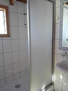 eine Dusche mit Glastür neben einem Waschbecken in der Unterkunft Hospedaje Los Calafates in Ancud