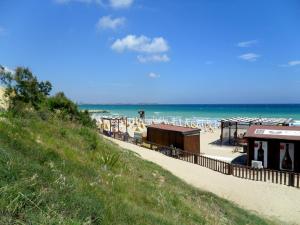 LendinusoにあるVilla Azzurraの海の景色を望むビーチ(椅子、パラソル付)