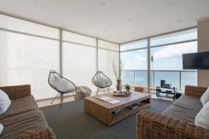 - un salon avec vue sur l'océan dans l'établissement New Cumberland 501 by CTHA, au Cap