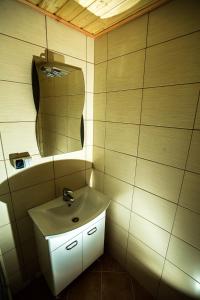 łazienka z umywalką i lustrem w obiekcie Domki Heaven Ustronie Morskie w mieście Ustronie Morskie +19 zdjęć