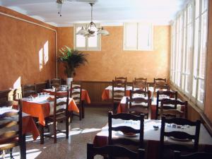 Restoran ili neka druga zalogajnica u objektu Hôtel Restaurant du Pont Vieux