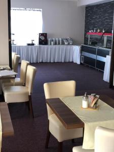 Restoran või mõni muu söögikoht majutusasutuses Hotel ELMA
