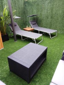 grupa krzeseł i stołów na trawie w obiekcie apartment garden w mieście Caldas de Reis
