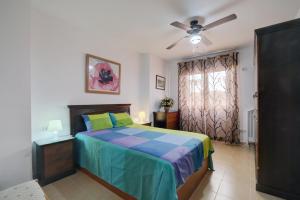 En eller flere senge i et værelse på Victoria Apartment