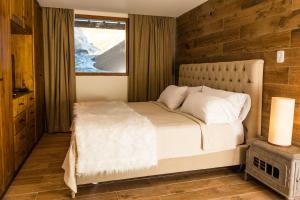 a bedroom with a large bed and a window at Villa Montaña in Las Lenas