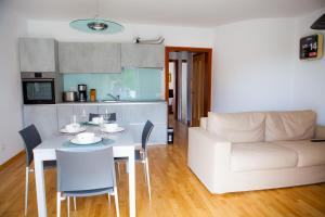 Kuchyňa alebo kuchynka v ubytovaní Apartment Lunta 2
