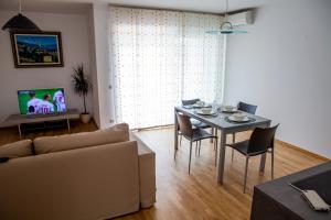 Televízia a/alebo spoločenská miestnosť v ubytovaní Apartment Lunta 2