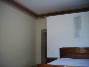 CrecchioにあるVilla Muchiarelliのベッドルーム(ベッド1台、窓付)
