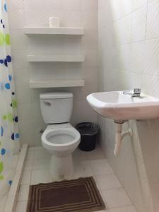 La salle de bains est pourvue de toilettes et d'un lavabo. dans l'établissement Cabañas MR, à Bacalar