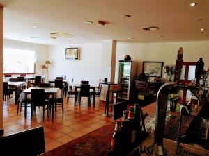 ein Restaurant mit Tischen und Stühlen in einem Zimmer in der Unterkunft Hotel Portugal in Lepe
