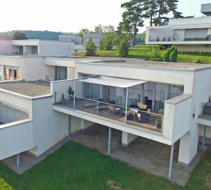 eine Luftansicht auf ein weißes Gebäude mit einem Balkon in der Unterkunft Apartment Słoneczny Gródek 19 Spa & Wellness in Gmina Gródek nad Dunajcem