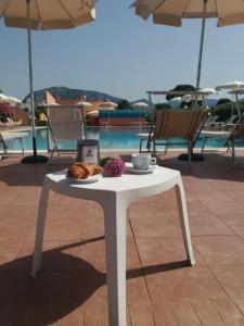 un tavolo bianco con un gatto su un piatto di Hotel Ristorante Al Canto delle Sirene a Terracina