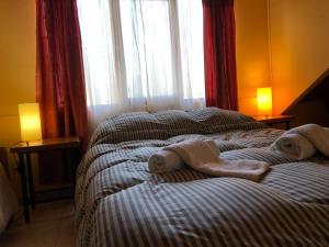 two beds in a bedroom with towels on them at cabanas las moras in El Bolsón