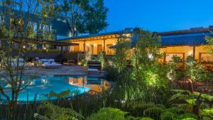 a garden with a pool and a house at La Casa Rodavento in Valle de Bravo