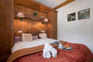 Un dormitorio con una cama con una bandeja de comida. en Résidance Le Cristal - Grands Montets 11 - Happy Rentals, en Chamonix-Mont-Blanc