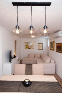 sala de estar con sofá y algunas luces en Sweet Apartment City Center Split en Split