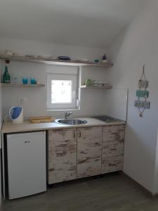 Una cocina o kitchenette en Apartments and Rooms Lijesevic 25 fotos más