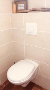 bagno con servizi igienici bianchi in camera di A FATA DI L'ORTOLO gîtes à la ferme a Sartène