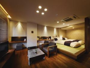 TagamiHotel Oyanagi的配有床和电视的酒店房间