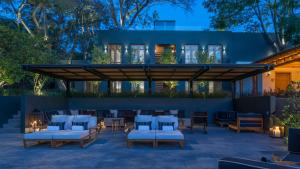 un patio al aire libre con sillas y mesas y un edificio en La Casa Rodavento, en Valle de Bravo