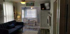 sala de estar con sofá y mesa en 1st floor cottage! One Block to Beach, Convention Center and Wildwood Crest! en Wildwood