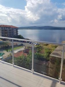 einen Balkon mit Blick auf einen Wasserkörper in der Unterkunft Guest House Evtimov in Primorsko