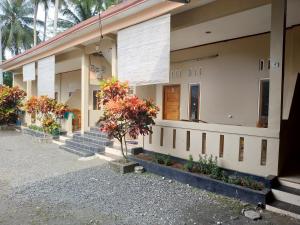 un edificio con scale e fiori di fronte di Hotel Putra Sindang Asih a Batukaras