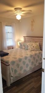 Tempat tidur dalam kamar di 1st floor cottage! One Block to Beach, Convention Center and Wildwood Crest!