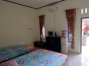 Letto o letti in una camera di Hotel Putra Sindang Asih
